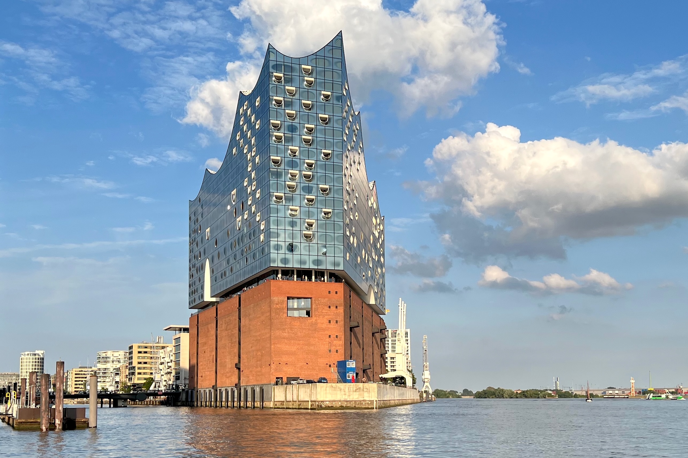 Elbphilharmonie über dem Hamburger Hafen