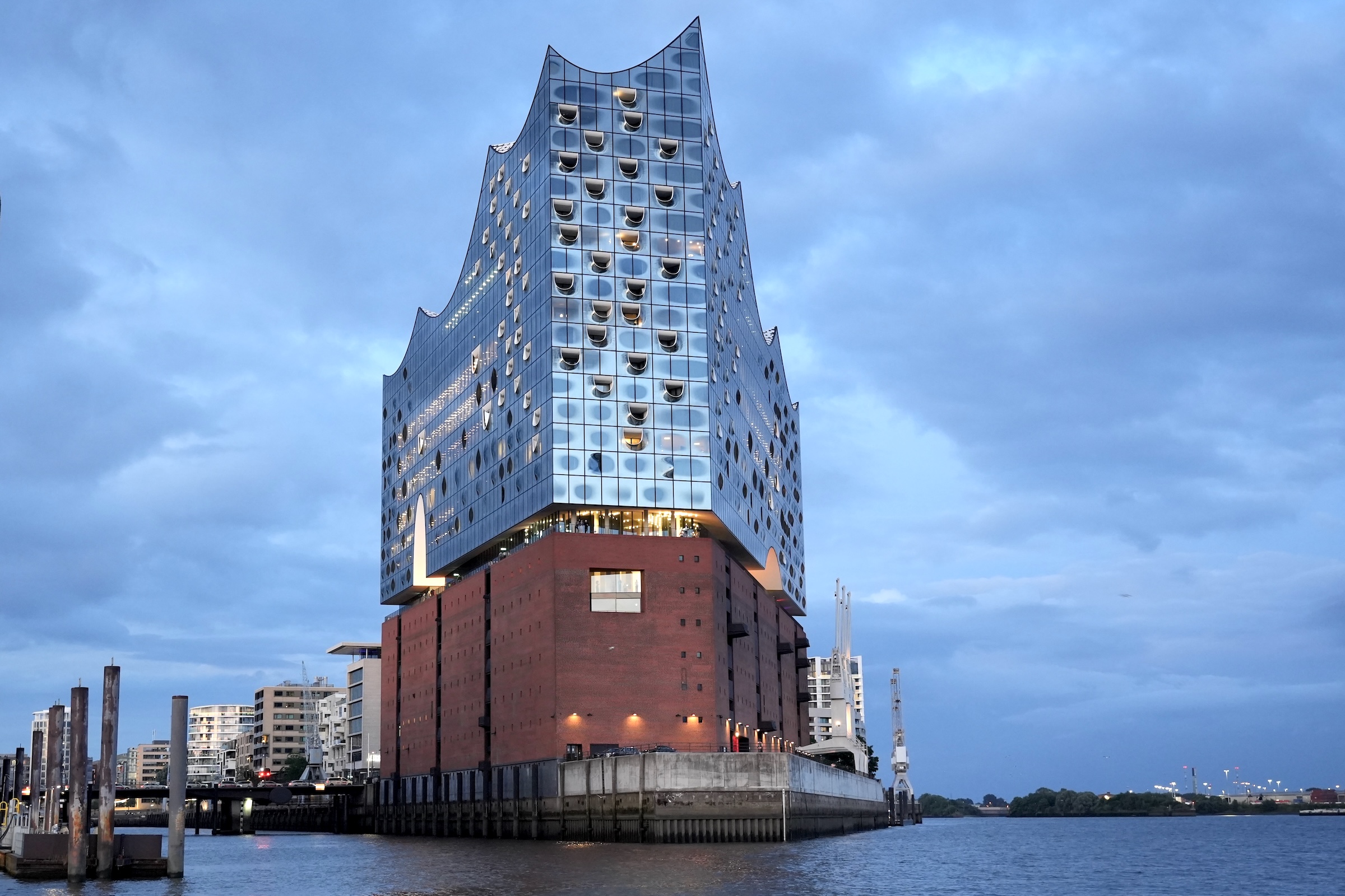 Elbphilharmonie am Hamburger Hafen in der Dämmerung