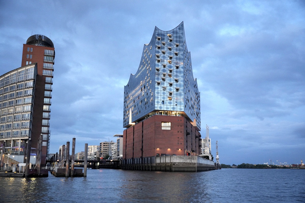 Elbphilharmonie am Hamburger Hafen in der Dämmerung