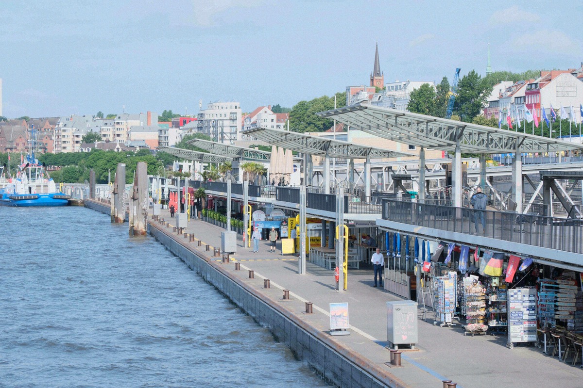 Landungsbrücken an der Elbe mit Hafenpanorama