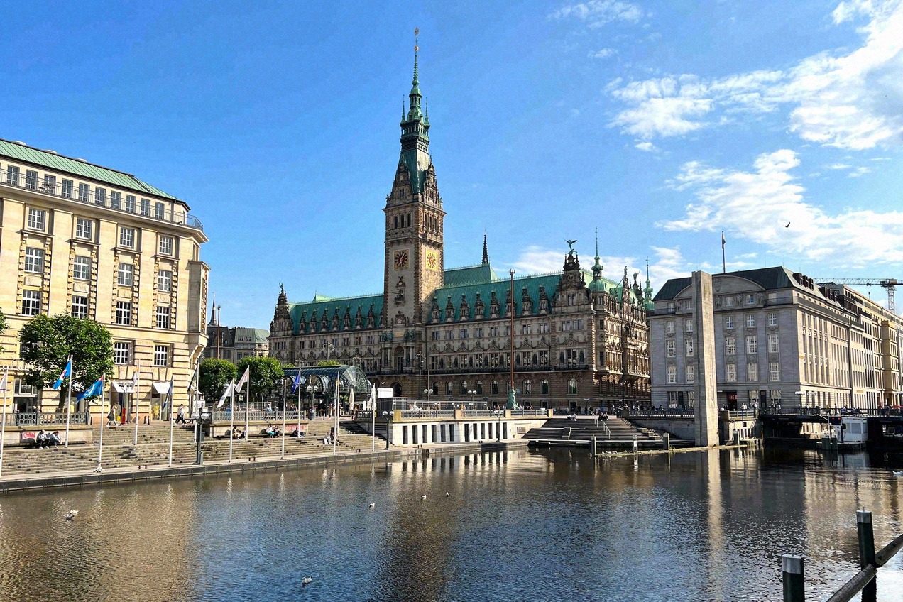 Hamburg Card vor Rathaus und Alster